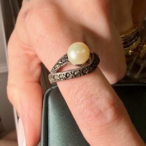 Elegant Vintage-Style Ring with Pearl and Crystal Accents  size 7,5
